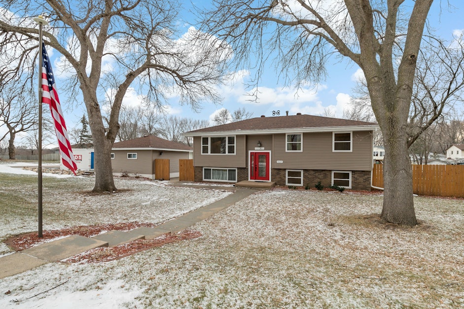 9165 123rd Street West, Savage, MN 55378, Presented by Nicole Jelle, Remax Advantage Plus